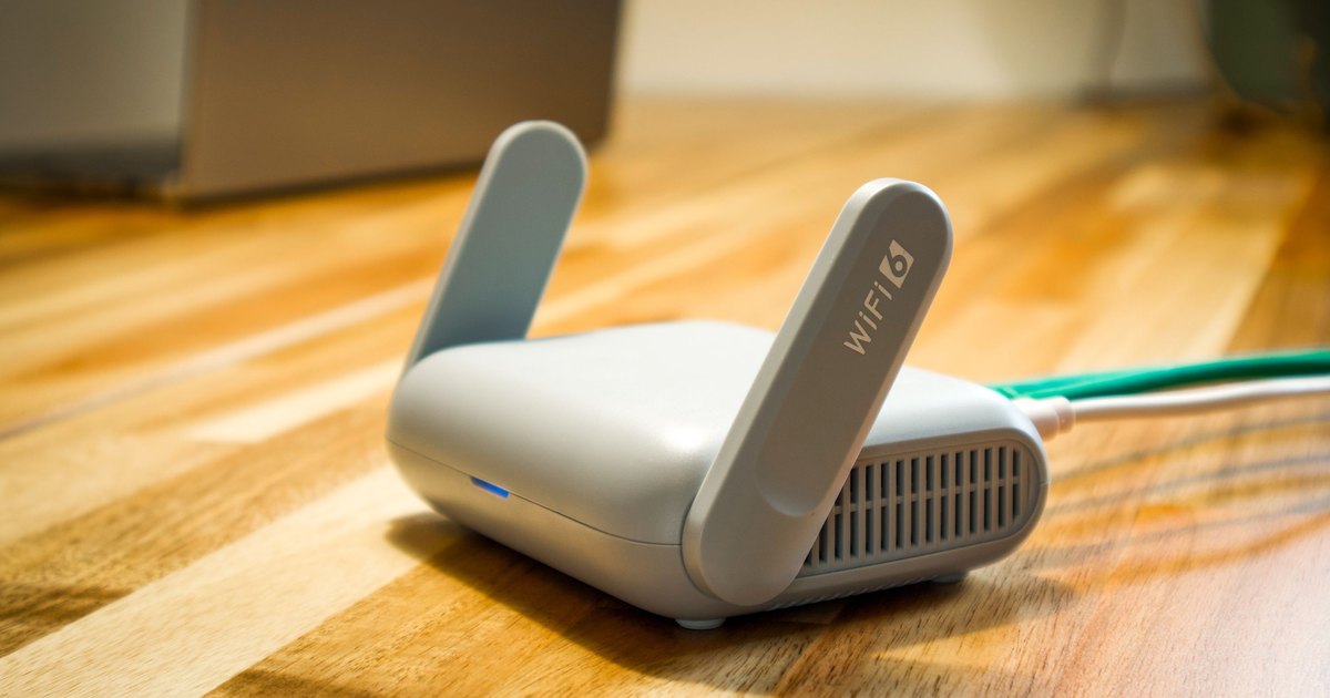 Best Travel Routers for Airbnb & Hotel Wi-Fi (2026)