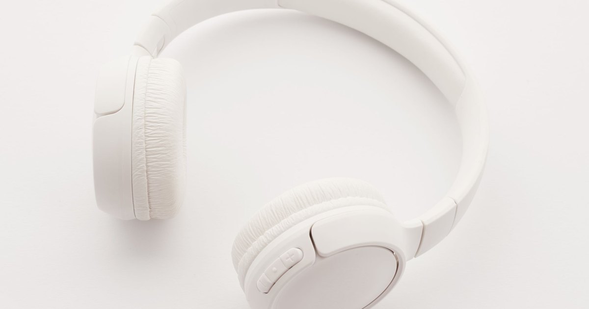 Long-Haul Flight Gadgets: 12 Inventions That Make 10+ Hours Bearable